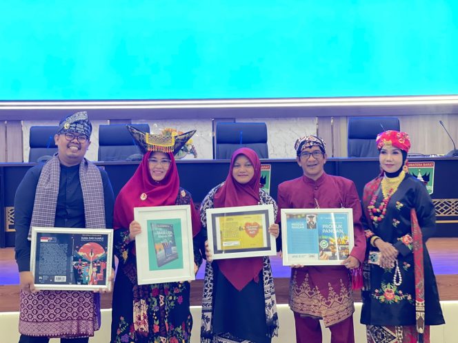 
 Foto bersama Ketua Penyala Literasi Sumatera Barat, Eka Teresia, S.Pd, M.M