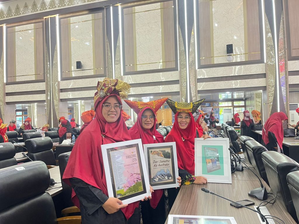 Senyum Ramah Menikmati Acara